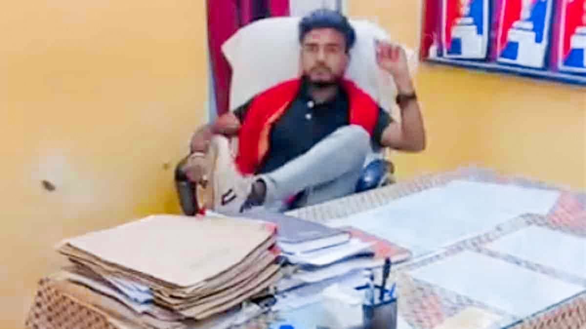 बेगूसराय थानाध्यक्ष की कुर्सी पर बैठकर युवक ने बनाई रील